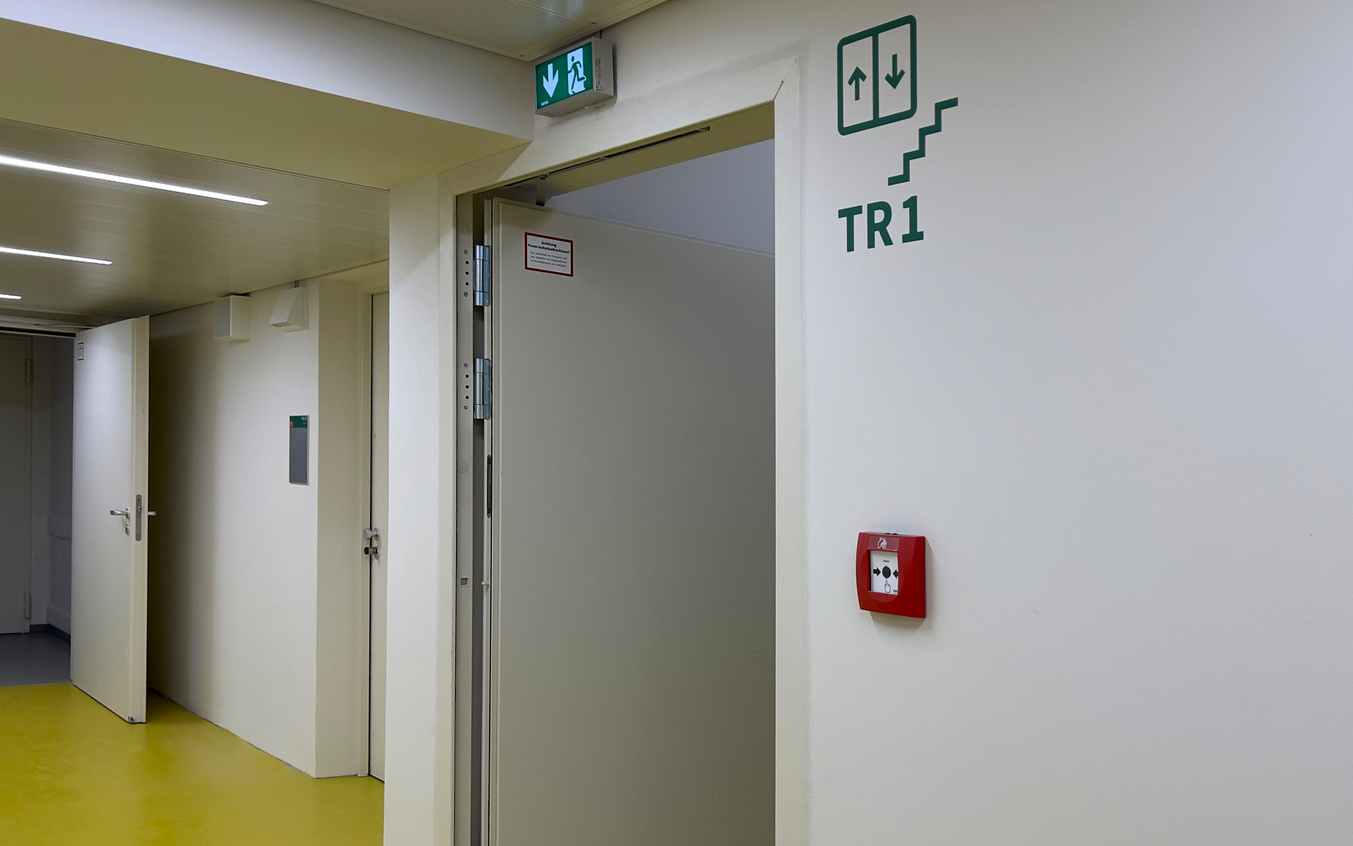 barrierefrei richtungshinweise hochschule etagenuebersichten schule etagenzahlen tuerschilder