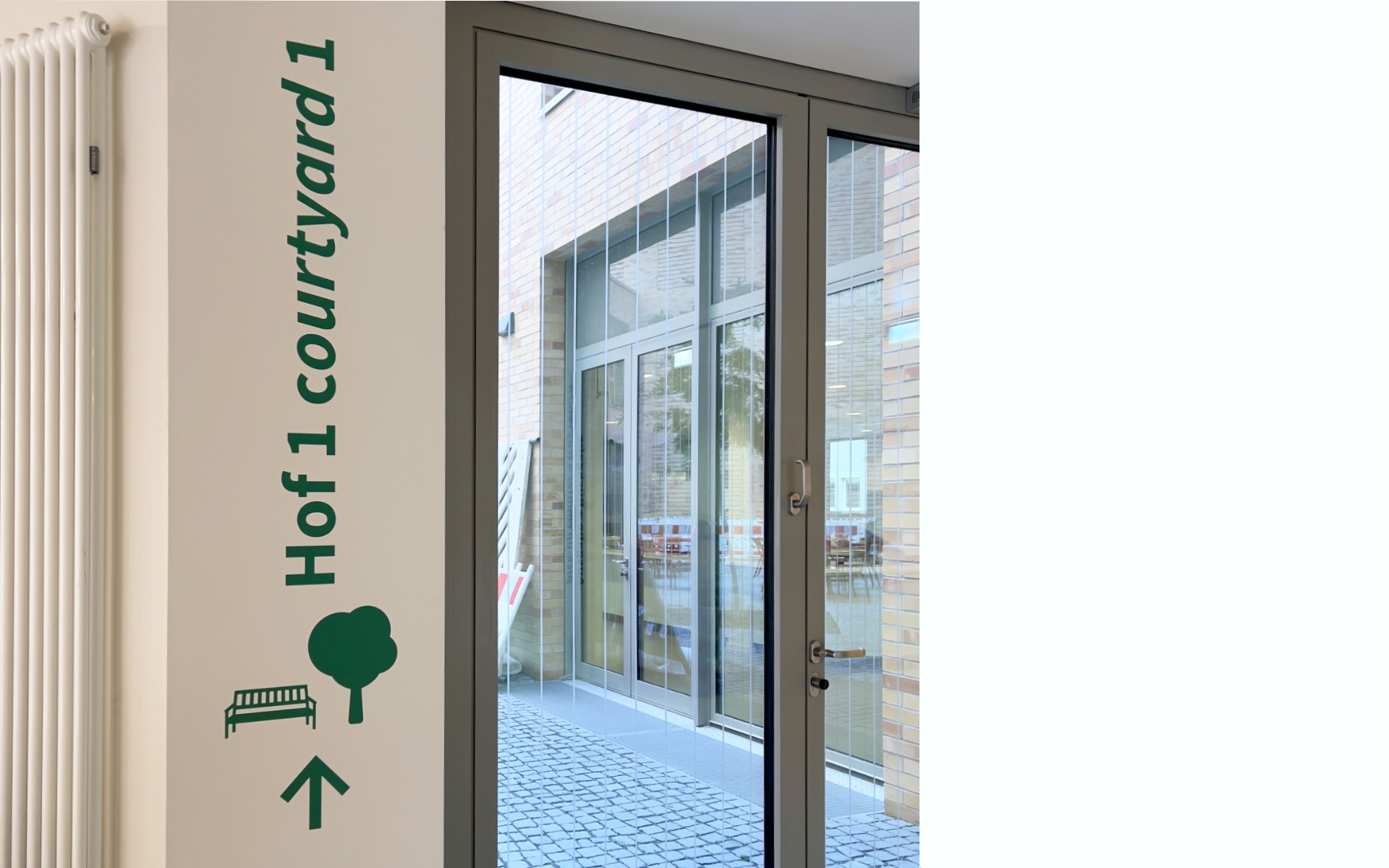 barrierefrei schulbeschilderung hochschule orientierungssystem richtungshinweise tuerbeschilderung piktogramme wandbeschriftung
