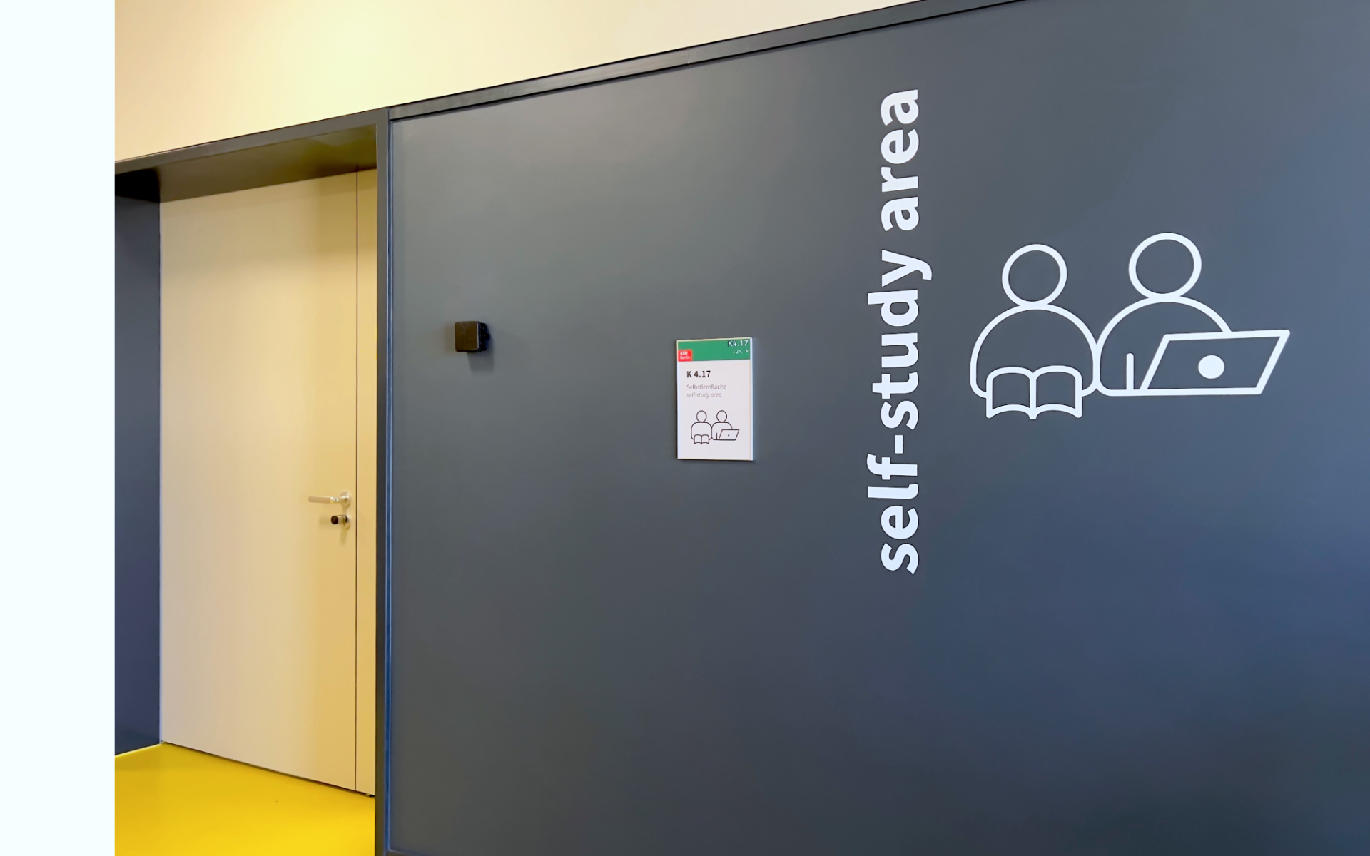farbleitsystem piktogramme tuerbeschilderung hochschule folienbeschriftung barrierefrei orientierungssystem schilder