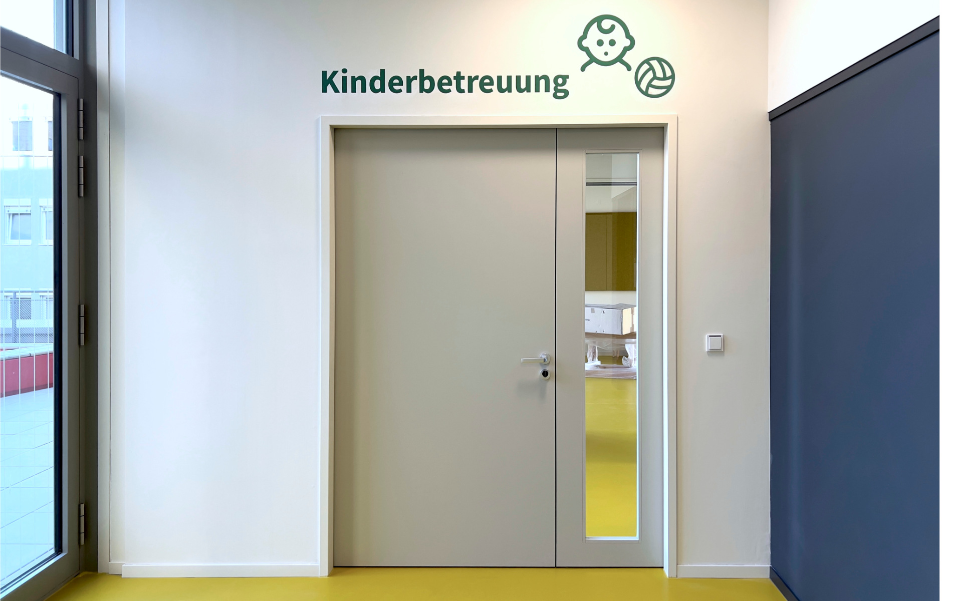 folienbeschriftung barrierefrei hochschule hausbeschilderung orientierungssystem tuerbeschilderung piktogramme wandbeschriftung