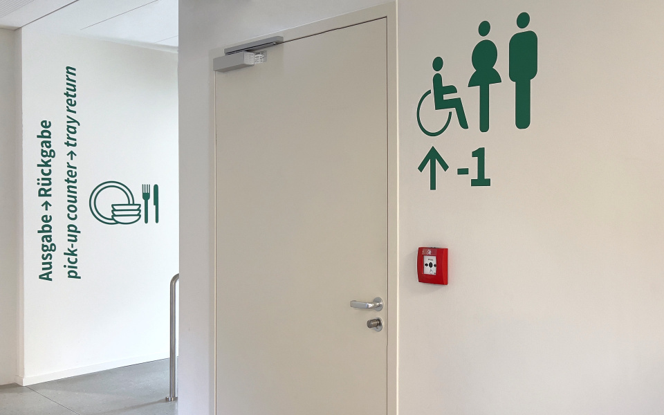 hochschule schulbeschilderung orientierungssystem barrierefrei farbsystem tuerschilder piktogramme wandbeschriftung