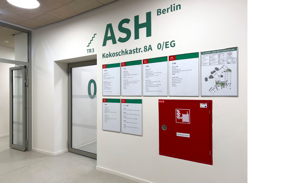 lobbygestaltung hochschule folienbeschriftung barrierefrei hausbeschilderung orientierungssystem tuerbeschilderung piktogramme