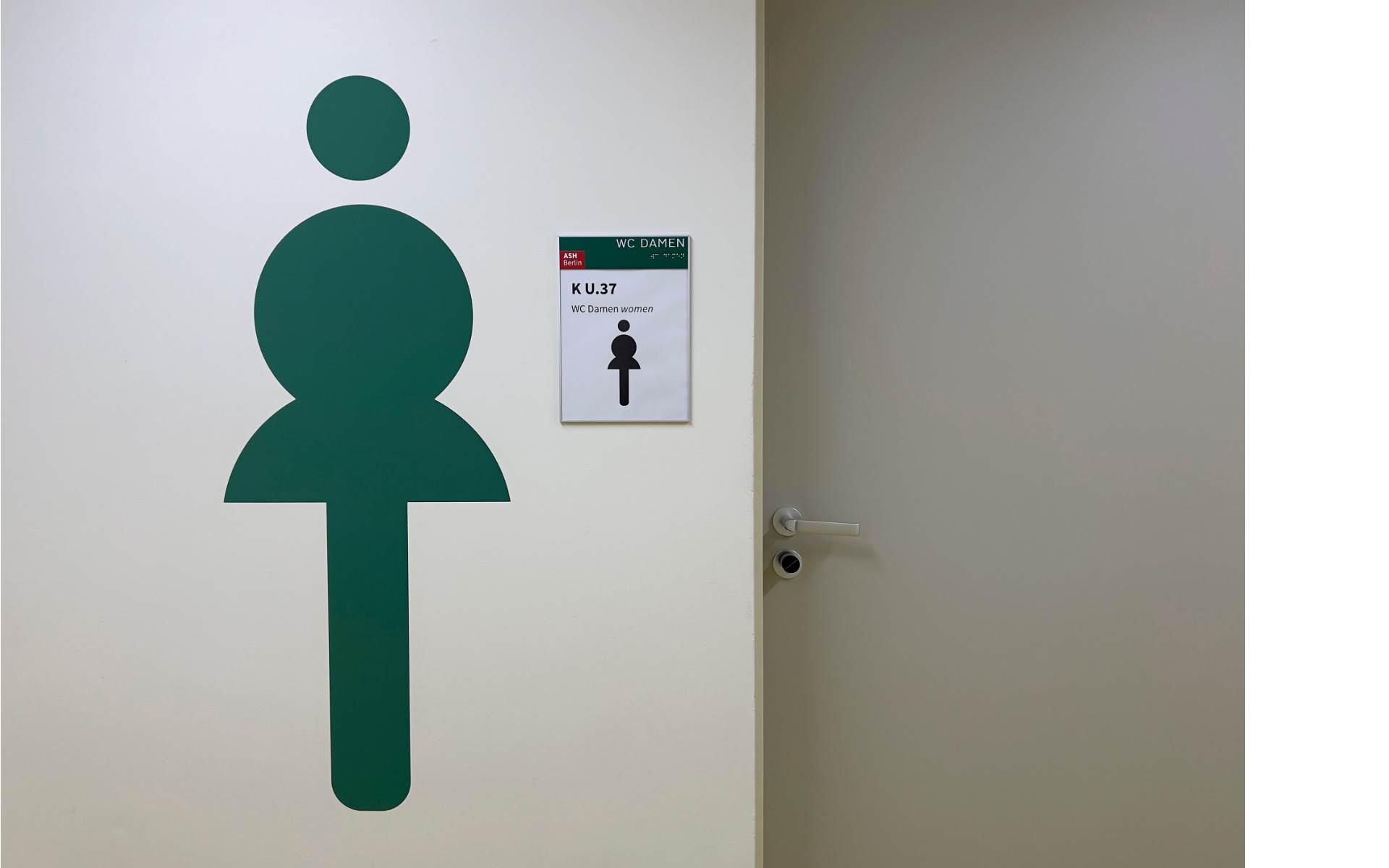 orientierungssystem konzept hochschule wegeleitsystem barrierefrei etagenzahlen tuerschilder