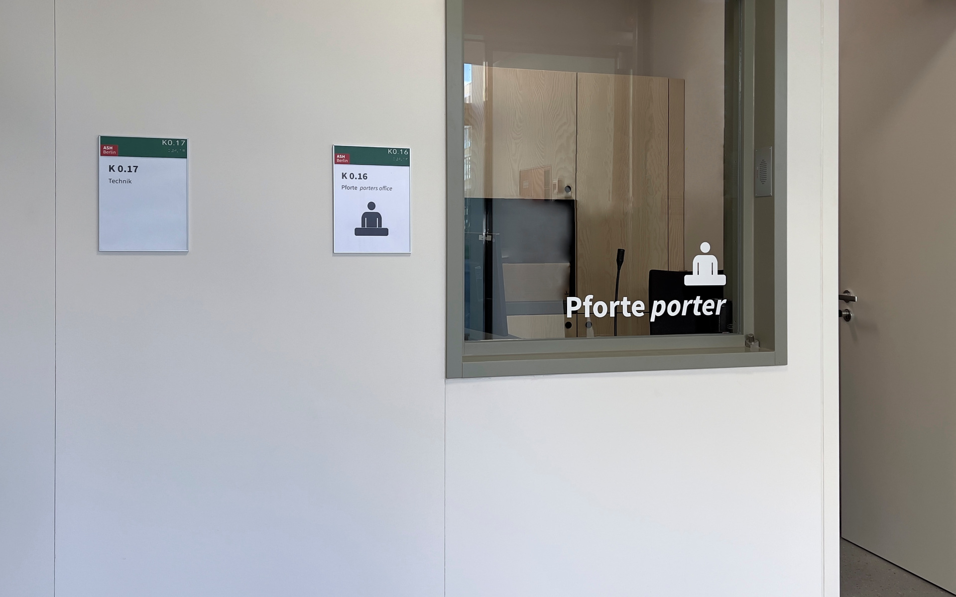 tuerbeschilderung hochschule folienbeschriftung barrierefrei hausbeschilderung orientierungssystem piktogramme schilder