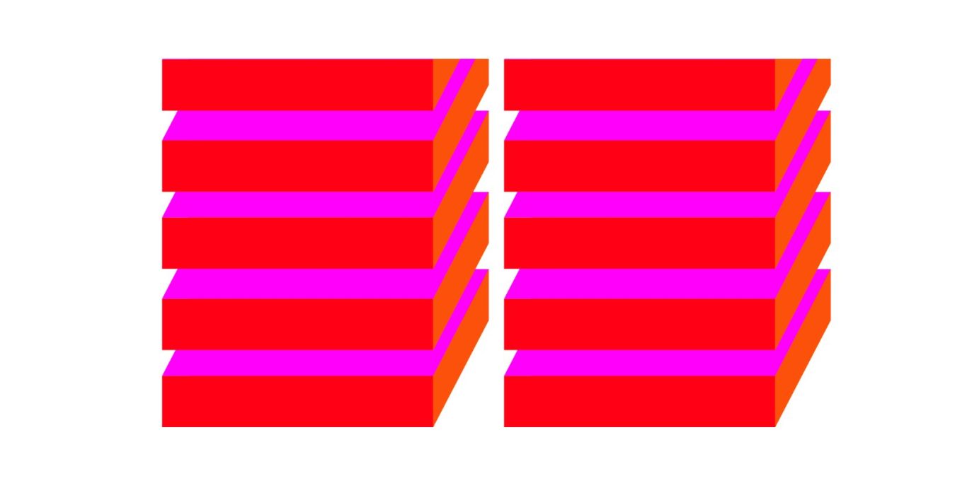 Wir entwickeln Struktur, Hierarchie und ein klares Konzept für Leitsysteme und Signaletik Zwei Stapel roter Blöcke auf einem pinken Hintergrund, symmetrisch angeordnet.