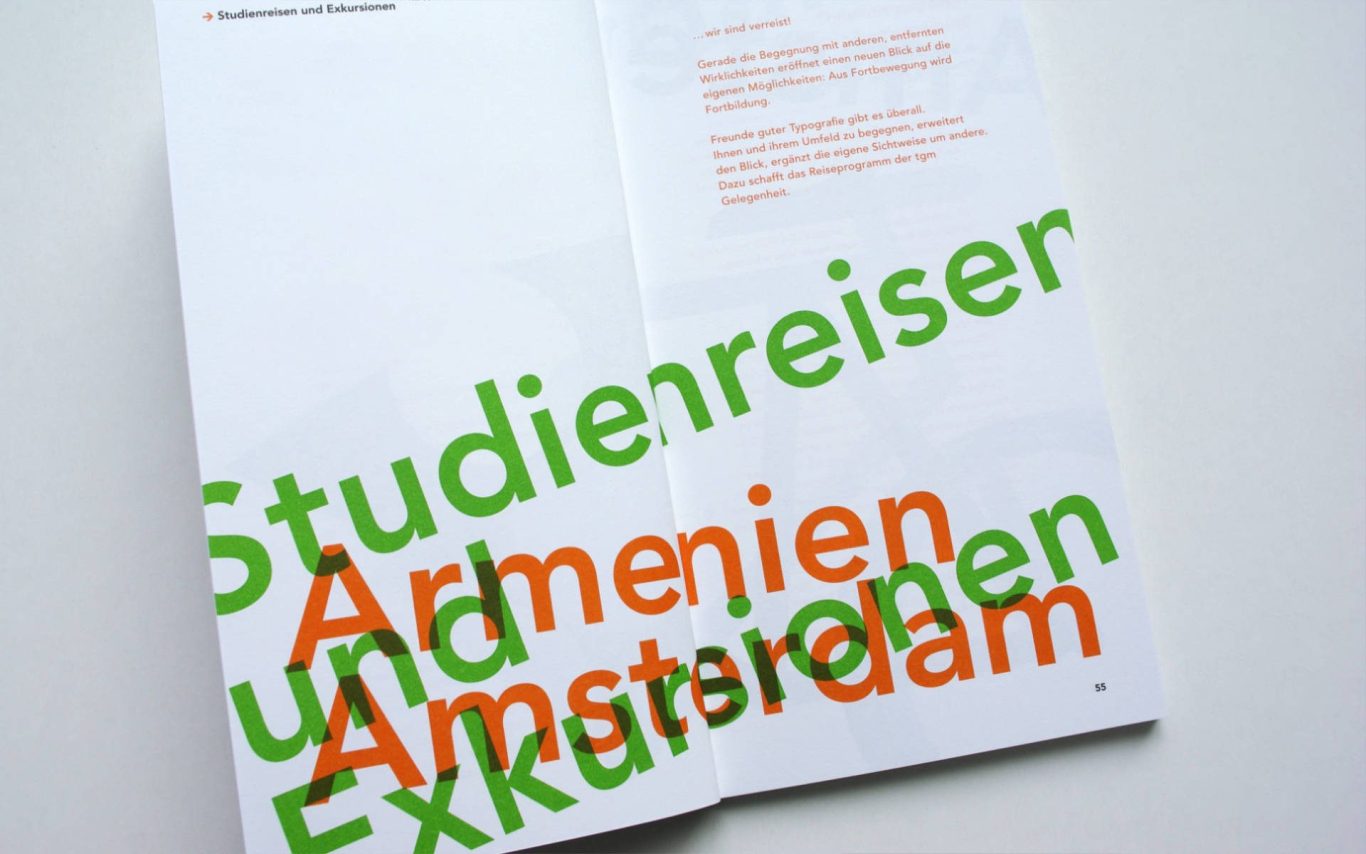 Buchseite: "Studienreisen Armenien Amsterdam" in grüner und oranger Schrift überdruckt.