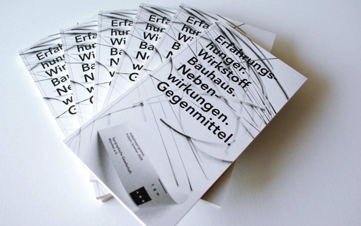 Jahrbücher übereinander gestapelt mit schwarz-weiss Fotografik auf dem Titel.