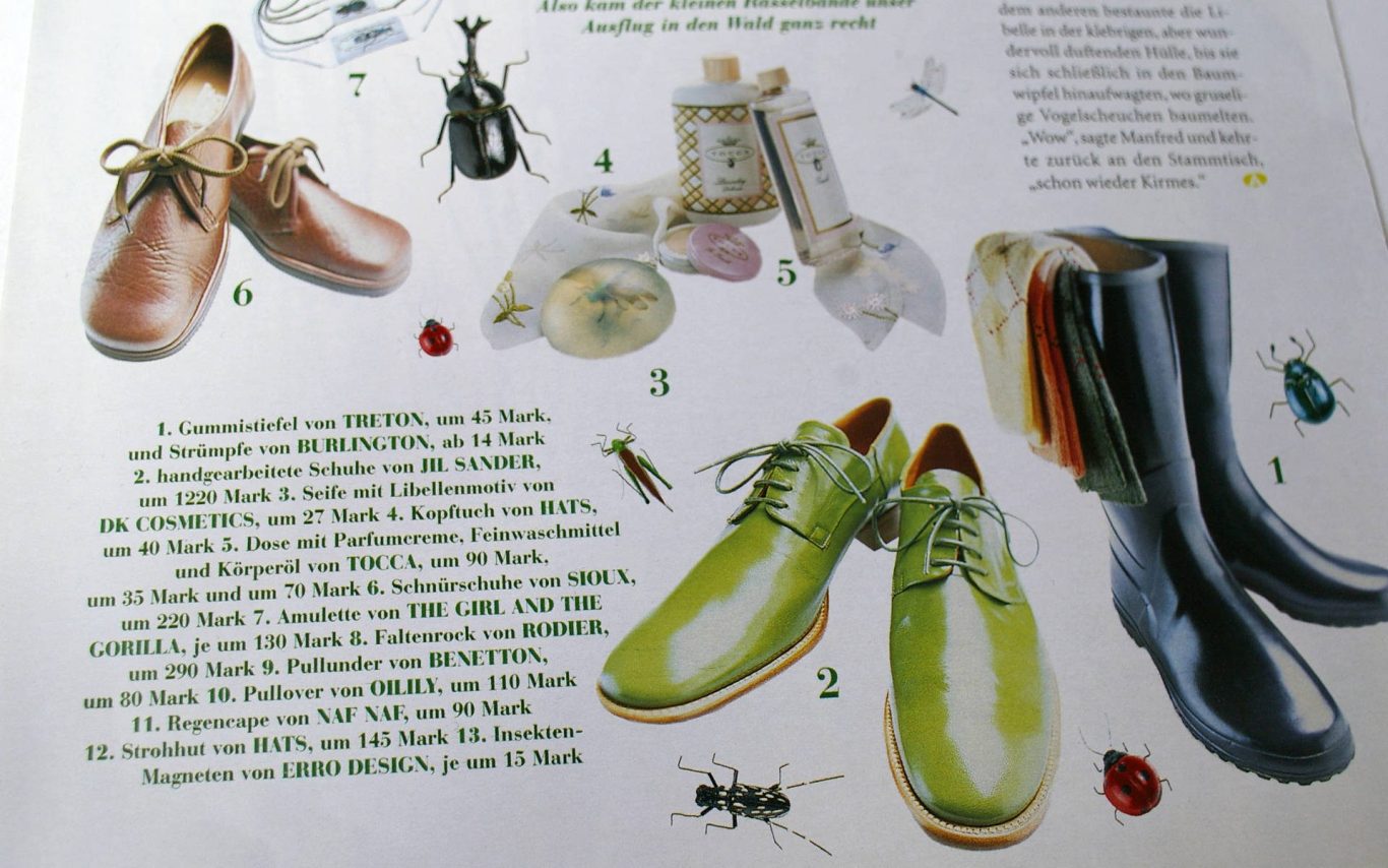 Braune und grüne Schuhe und weitere Gegenständen freigestellt im Layout einer Modezeitung.