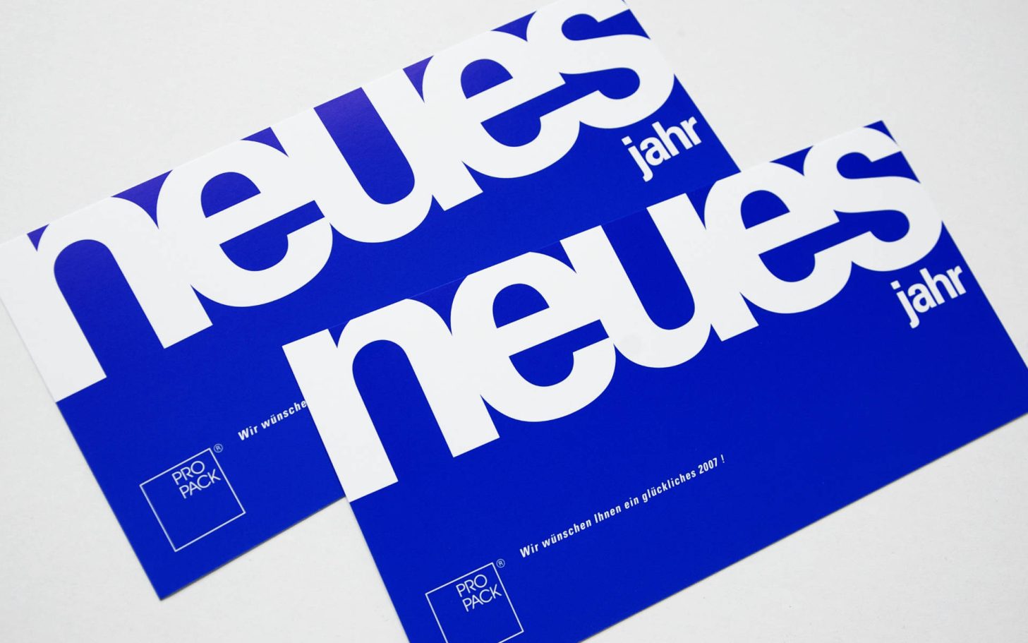 Zwei blaue Karten mit dem Text "neues Jahr" in großen weißen Buchstaben.