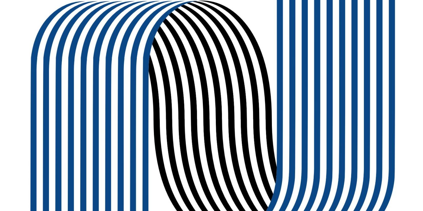 Schwarze und blaue gestreifte Linien bilden eine geschwungene, gewundene Form.