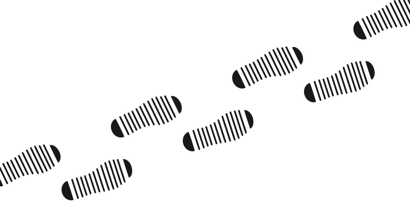 Schwarz-weiße Fußabdrücke, die eine Richtung zeigen.