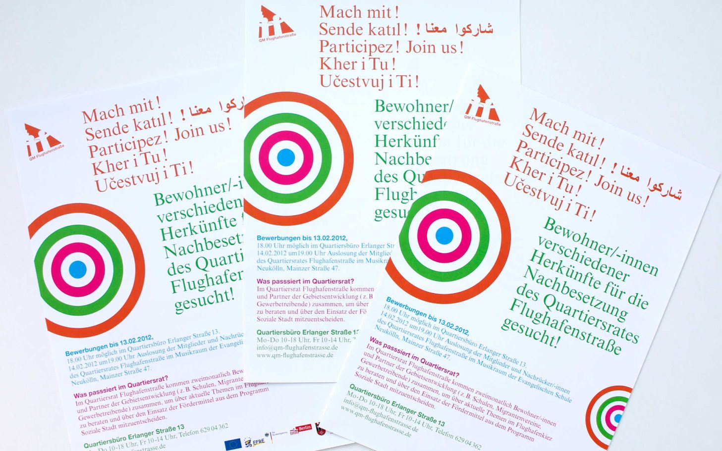 Bunte Plakate mit Kreismotiv und Text in verschiedenen Sprachen.