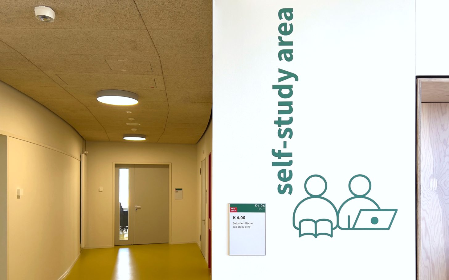 Selbstlernfläche als Piktogramm auf Wand gemalt in grün