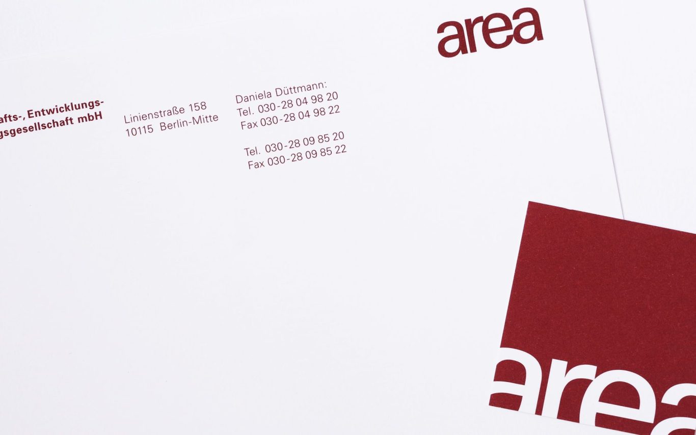 Briefpapier, Visitenkarte mit mit dem Logo "area" in verschiedenen Grössen und Anschnitten.