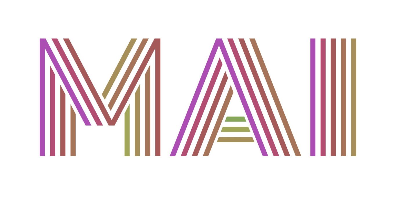 Das Worte "MAI" in lila-braun-rot gestreiften Buchstaben .