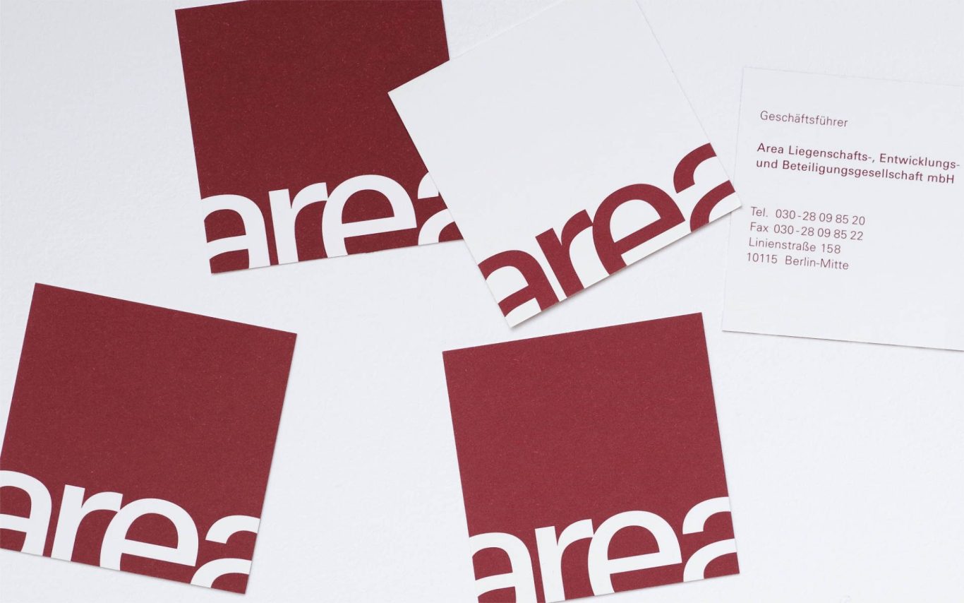 Rote quadratische Visitenkarten mit dem Wort "area" in weiß