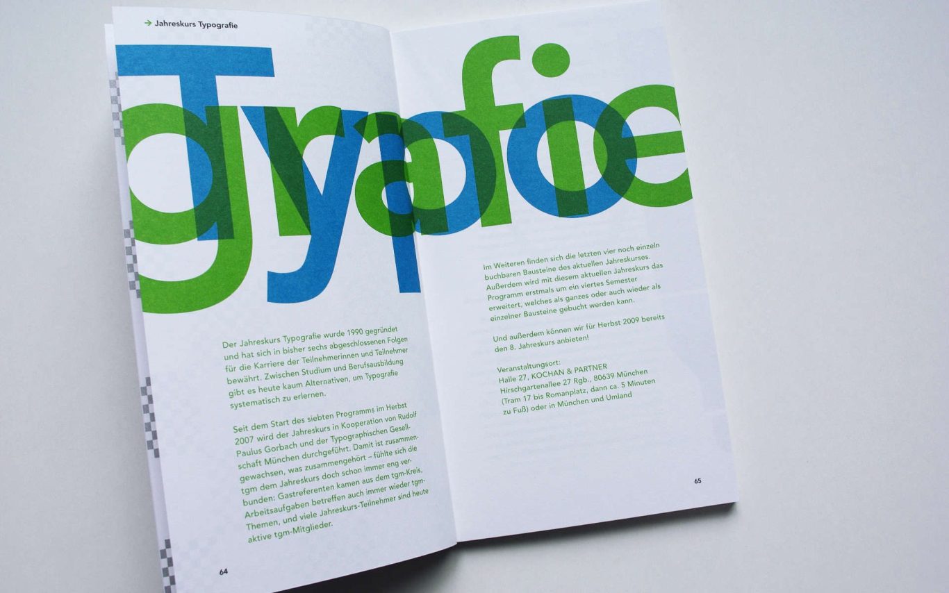 Offene Buchseite mit großen, bunten Schriftzügen und Text "Typografie".