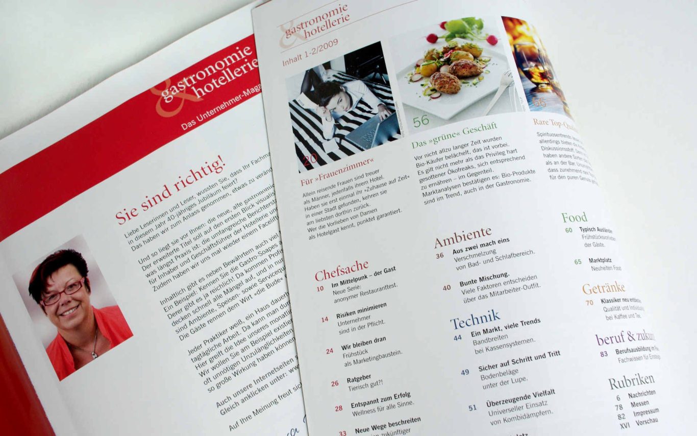 Zwei Seiten einer Zeitschrift mit Text und Bildern von Speisen und einer Person.