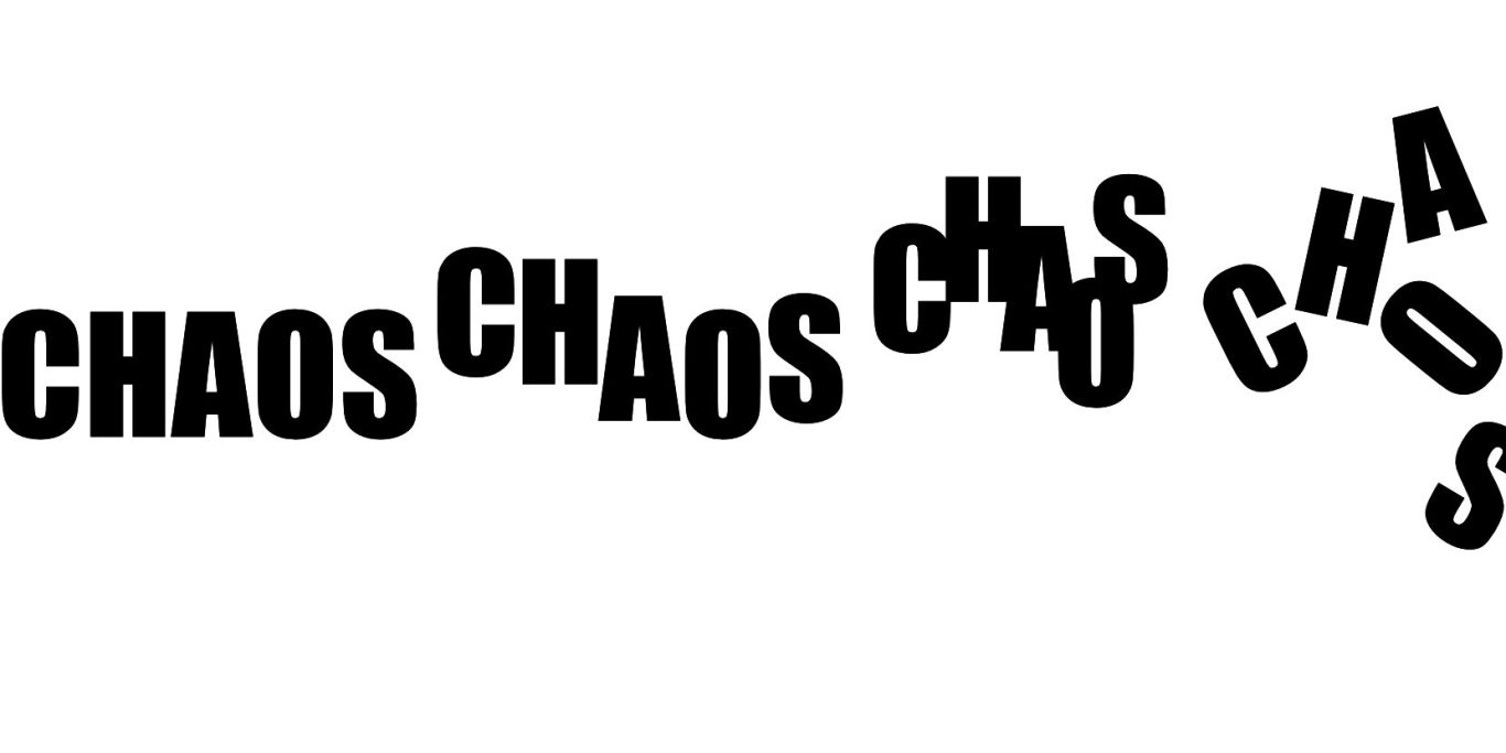Buchstaben des Wort "CHAOS" verteilt auf der Fläche.