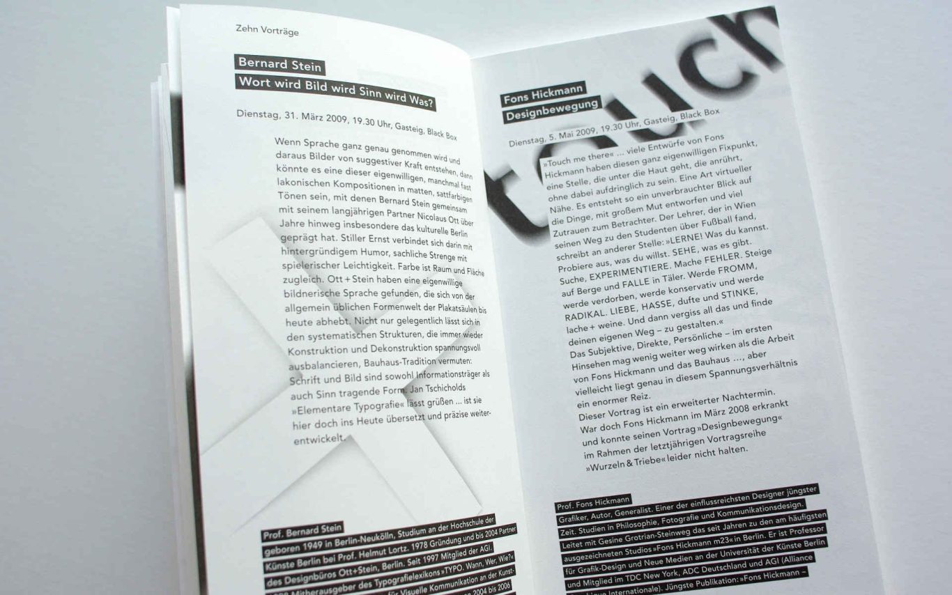 Aufgeschlagenes Buch mit Text und überlagerter Grafik in schwarz weiss.