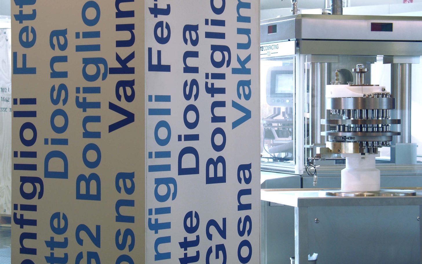 Messe-Säule mit blauer grosser Beschriftung.