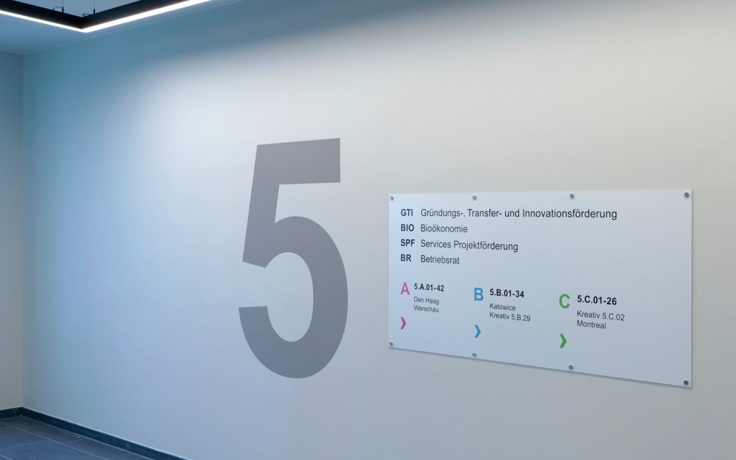 Etagenzahl 5 mit Wegweisung und Symbolen für Informationen.