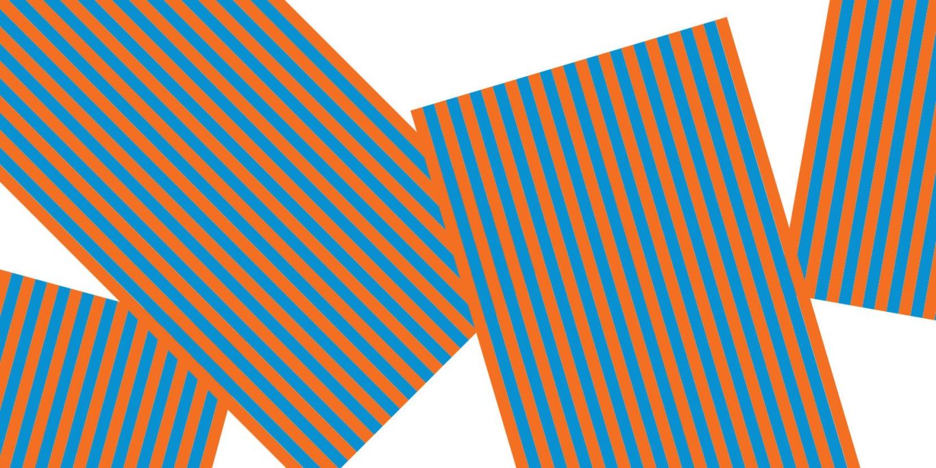 Stapel von rechteckigen Karten mit blauen und orangefarbenen Streifen.