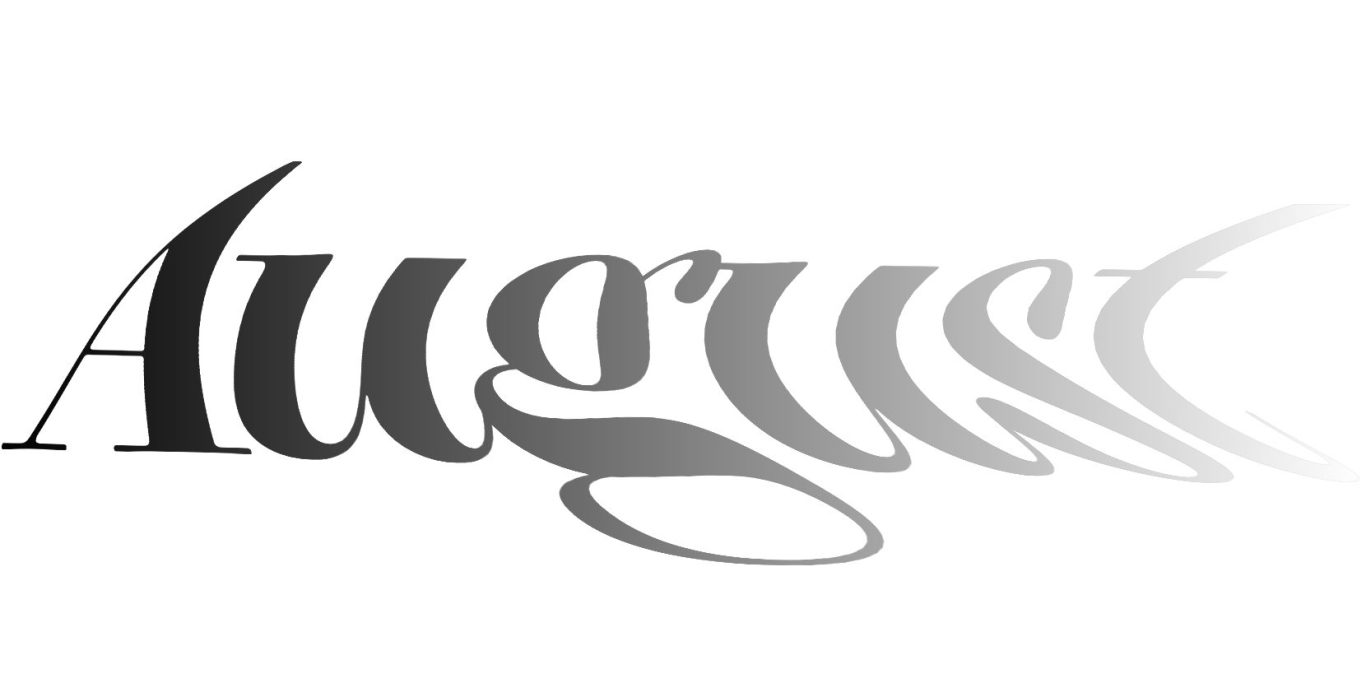 Schriftzug „August“ in geschwungener, verzogener Schrift.