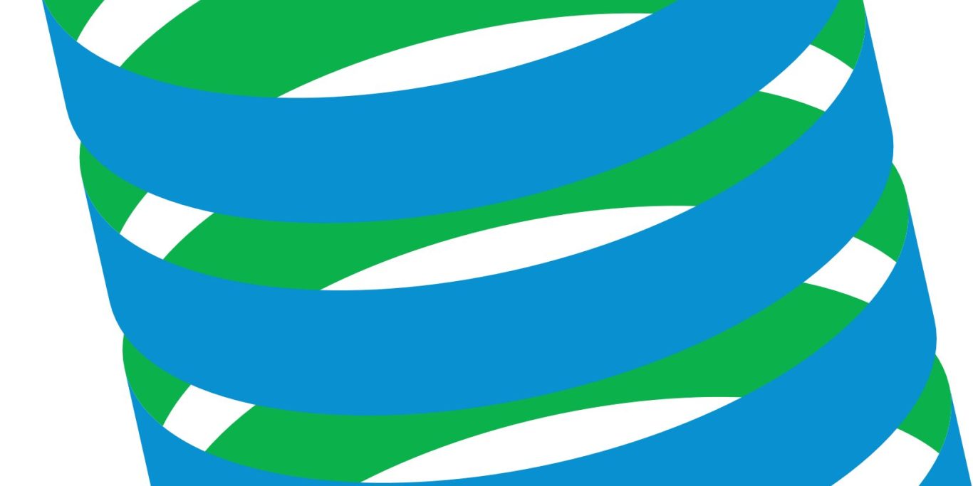 Blaue und grüne Spirale aus geschwungenen Bändern, die nach oben verläuft.