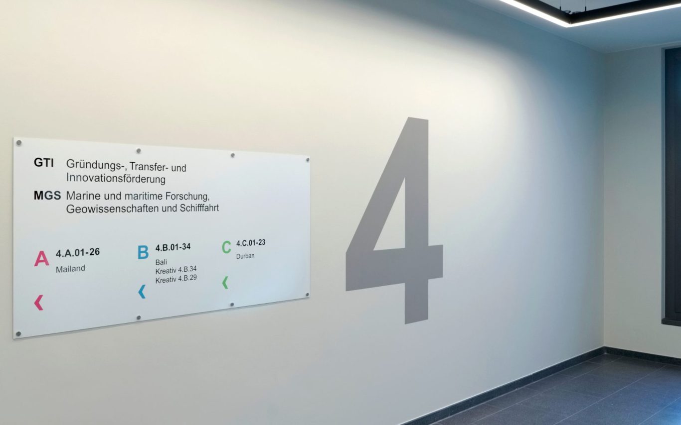 Hinweis zur Etage 4 mit Beschriftung und großer Zahl an einer Wand.