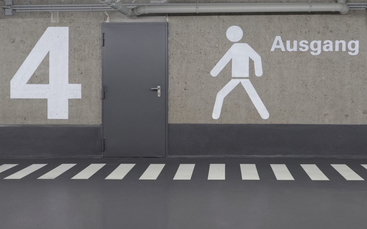 Hinweis "Ausgang" und einer Figur, die den Ausgang anzeigt, neben der Zahl 4.