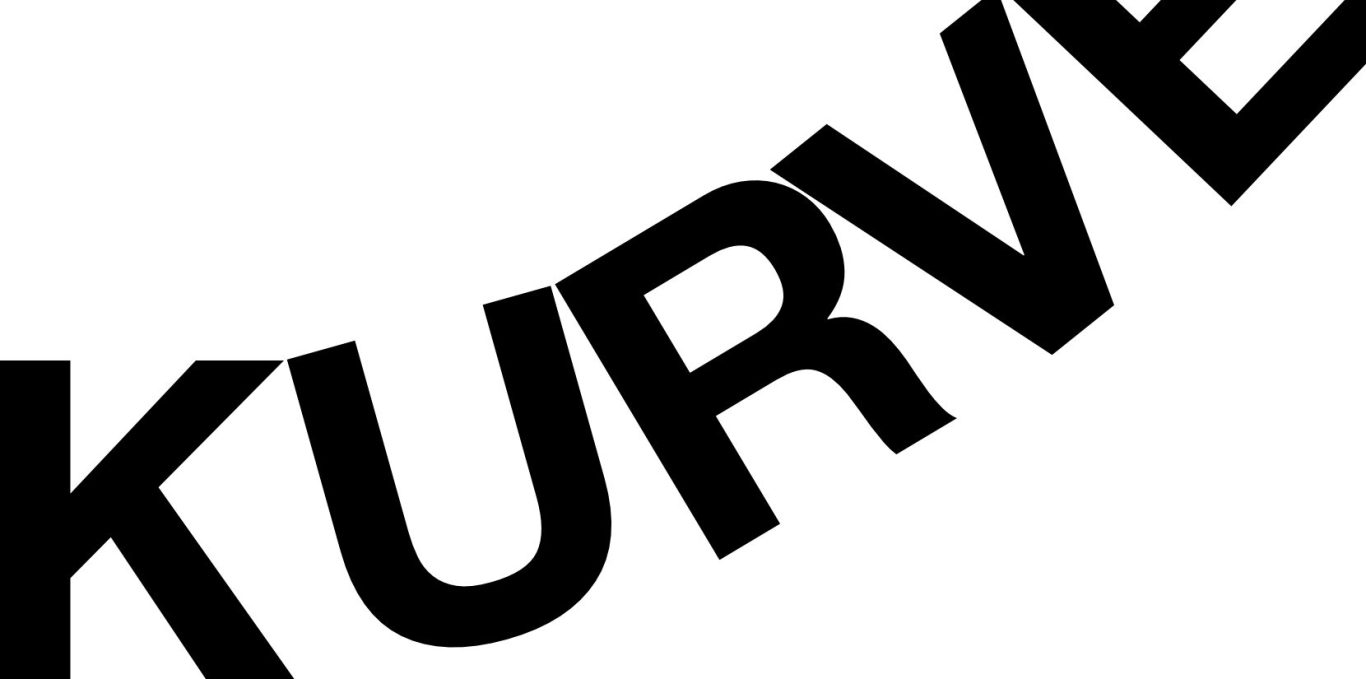 Wir platzieren Information dort, wo sie gebraucht wird Schriftzug „KURVE“ in fetter, schräg verlaufender Schriftart.