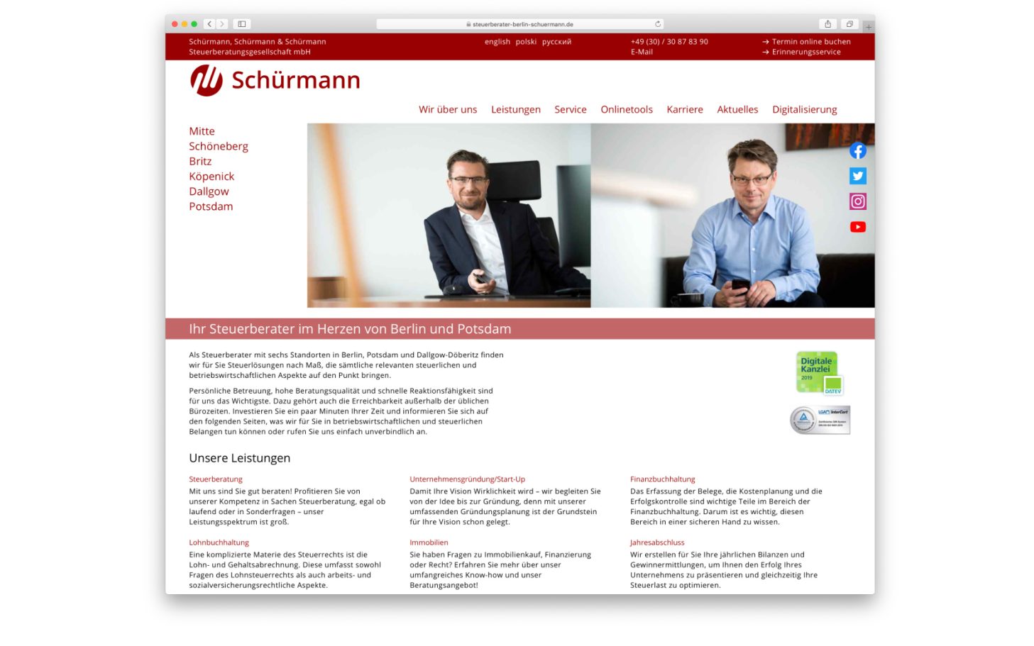 Website mit Titelfoto zweier Personen, die in einem Büro sitzen. Darüber und darunter rote Balken, Logo und Text.
